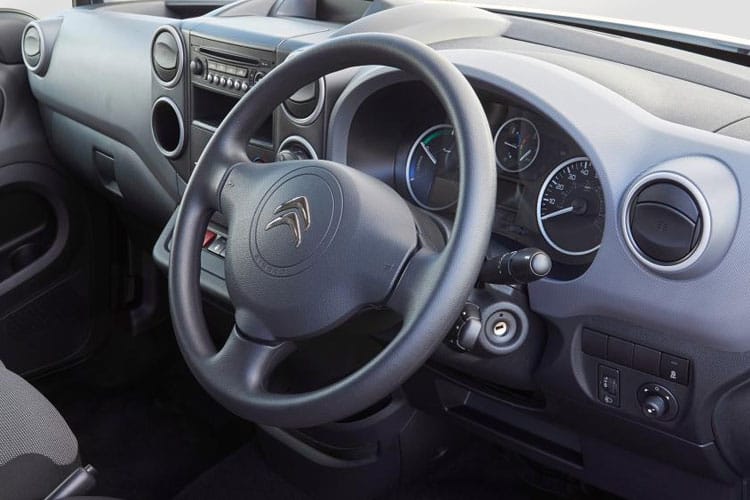 3943377 100kW 52kWh Van Enterprise Plus Auto